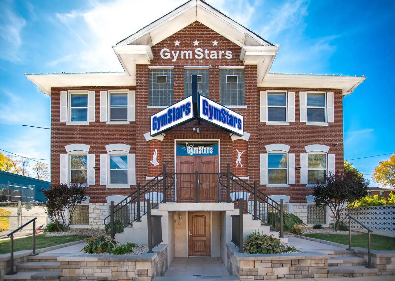 A gym with two floors and a building that has stairs.